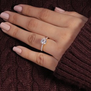Anillo de Compromiso de Lujo para Mujer, Chapado en Oro Amarillo de 14K, con Zirconia de Corte Brillante Redondo y Doble Punta, Certificado IGI, OMKAR JEWELS - Product Image 3