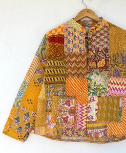 Nouveauté Veste matelassée doublée réversible Manteaux de travail indiens avec écussons faits à la main Veste matelassée bohème pour femmes - Product Image 4