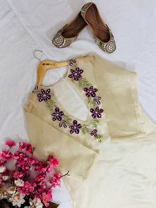 Ensemble Kurta élégant pour femmes indiennes avec encolure brodée et glands assortis à des bas de jambe larges pour les festivals et les événements - Product Image 4
