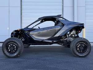 NUEVO Can-Am Maverick R X RS Triple Black 2026 - Product Image 6