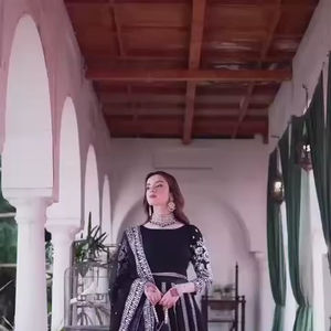 Ensemble Lehenga en velours noir brodé de fils et de sequins avec dupatta en viscose et choli - Product Image 1