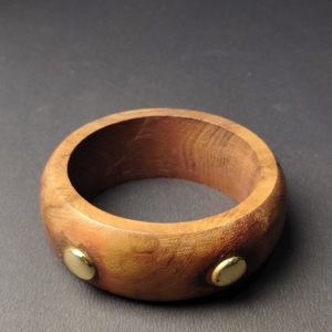 Brazalete de madera natural hecho a mano con remaches de latón pulido, estilo punk, brazalete artesanal de madera, joyería de moda. - Product Image 4
