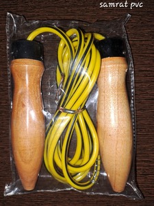 เชือกกระโดดพีวีซีคุณภาพพรีเมียม ปรับความยาวได้ ดีไซน์สำหรับทุกเพศ ด้ามจับพลาสติก สำหรับใช้ในบ้านและยิม - Product Image 5