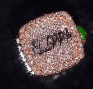Anillo de Plata de Ley 925 con Letra Personalizada, Incrustaciones de Diamantes Moissanite VVS, Estilo Hip Hop, Lujoso, Unisex - Product Image 1
