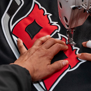 Jersey de Hockey personalizado negro y rojo para hombres, ropa deportiva ligera de manga larga con retazos, ropa informal atlética - Product Image 3