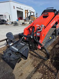 Chargeuse sur pneus compacte Kubota SCL1000, 18,5 kW, diesel, capacité de levage de 1 tonne, pour la construction et l'agriculture - Product Image 2