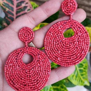 ต่างหูลูกปัดสีส้มสไตล์มหาวิทยาลัยต่างหูลูกปัดหลากสีออกแบบได้ตามต้องการเครื่องประดับสำหรับงานปาร์ตี้ในราคาที่ดีที่สุดต่างหูลูกปัด - Product Image 6