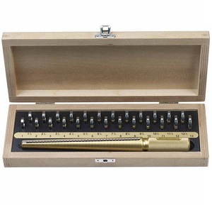 Juego de Medidores de Anillos de Boda JIPSY con Agarre de Goma Superior, Mandril de Aluminio y Medidor de Tallas de Anillos en Caja de Madera - Product Image 6