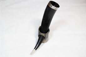 Corne à boire Viking écologique de luxe faite à la main Corne de boeuf véritable avec bracelet en cuir poli et support d'Inde - Product Image 2