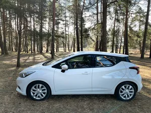 2017 Nissan Maxima Automático Gasolina Hatchback con Asientos Oscuros y Neumáticos R18 - Product Image 5