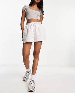 Shorts de sport à poche pour femmes vente en gros 2 pièces ensembles de yoga vêtements de sport d'entraînement de fitness à la mode doux vêtements shorts pour femmes - Product Image 1