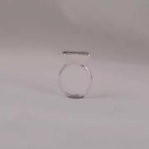 Anillo de acento de diamante cultivado en laboratorio de corte radiante verde Ajuste de bisel 14KT Oro blanco sólido Anillo de diamante de compromiso valioso - Product Image 5