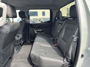 SR5 CREWMAX CAB 4WD 2024, conduite à gauche, sièges en cuir, toit en alliage d'aluminium, pneus R17 - Product Image 4