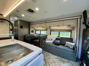 รถบ้านราคาประหยัดสำหรับครอบครัว Forest River Forester 2851SLE สีขาว ยูโร 5 รองรับ 4-6 คน พร้อมพื้นอะคริลิกสุดหรูและเคาน์เตอร์ครัว - Product Image 2