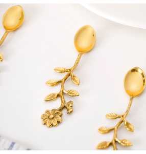 Cuillères en acier inoxydable au design de fleurs d'or | Ensemble de couverts à dessert de luxe pour cadeaux de café à la maison et décoration de table (lot de 4) - Product Image 3