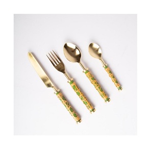 Ensemble de quatre cuillères en métal poli doré, ensemble de couverts de taille et de forme personnalisées pour les ustensiles de cuisine à la maison - Product Image 3
