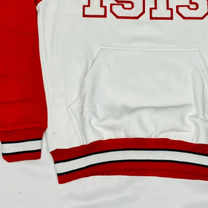 DST 1913 Chenille Crewneck |   Pull en polaire unisexe rouge et blanc à manches raglan, hiver, éco-responsable, avec écusson brodé Année de fondation sur le devant - Product Image 6