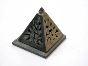 Porte-bâton d'encens coloré noir et naturel en cône brûleur de résine de pyramide d'encens en stéatite naturelle indienne brûleur Palo Santo - Product Image 3