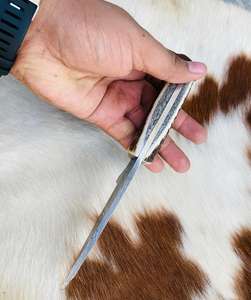 Cuchillo de Caza Personalizado de Acero de Damasco de Alta Calidad con Hoja Fija para Supervivencia y Campismo, con Funda de Cuero Fino - Product Image 3