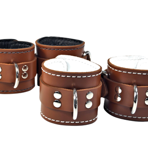 กุญแจมือหนังแบบคลาสสิกพร้อมแผ่นรองข้อมือบุนวม  พร้อมอุปกรณ์โลหะ  งานแฮนด์เมดระดับพรีเมียม  อุปกรณ์เสริมสำหรับการพันธนาการ - Product Image 3