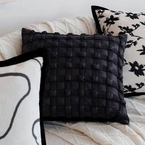 Almohada Decorativa Moderna de la Colección Serenity, con Diseño Acolchado y Rayas, Paquete Individual - Product Image 4