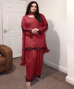 Kurti en rayonne moderne à fleurs avec imprimé géométrique vibrant Sharara Dupatta Set - Product Image 1