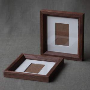 Marco de fotos de madera marrón oscuro para una decoración de pared atrevida, presentación de imágenes en contraste con un acabado refinado y una apariencia elegante. - Product Image 6