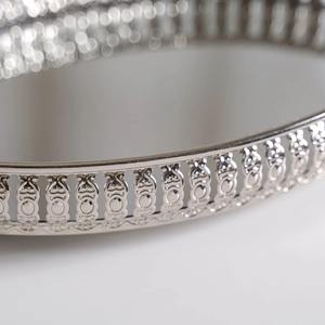 Plateau de service rond en métal finition argentée de qualité supérieure, idéal pour la présentation de thé, café, collations et desserts, provenant d'Inde - Product Image 4