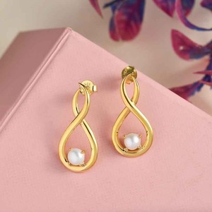 Pendientes de perlas chapados en oro de excelente calidad para bodas y ocasiones especiales disponibles a precio de fábrica - Product Image 4