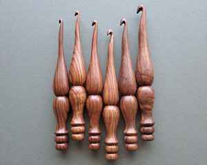 Crochets à crochet en bois écologiques, aiguilles à tricoter en laine faites à la main - Product Image 1