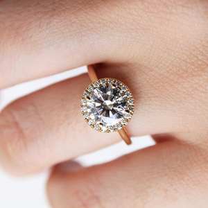 Anillo de compromiso de Halo de CZ blanco de corte redondo de 10mm con piedras de acento banda de oro propuesta de aniversario de Boda nupcial joyería de mujer - Product Image 3