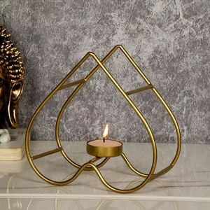 Porte-bougie en métal minimaliste conçu pour la décoration scandinave et un style d'intérieur simple et épuré - Product Image 1