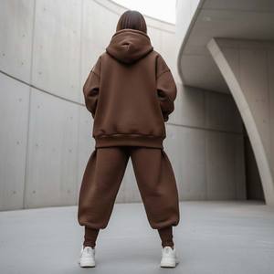 Ensemble de survêtement pour femme marron moka, silhouette structurée, pantalon de jogging ajusté, chevilles serrées, sweat à capuche surdimensionné arrondi, short à deux genoux - Product Image 2