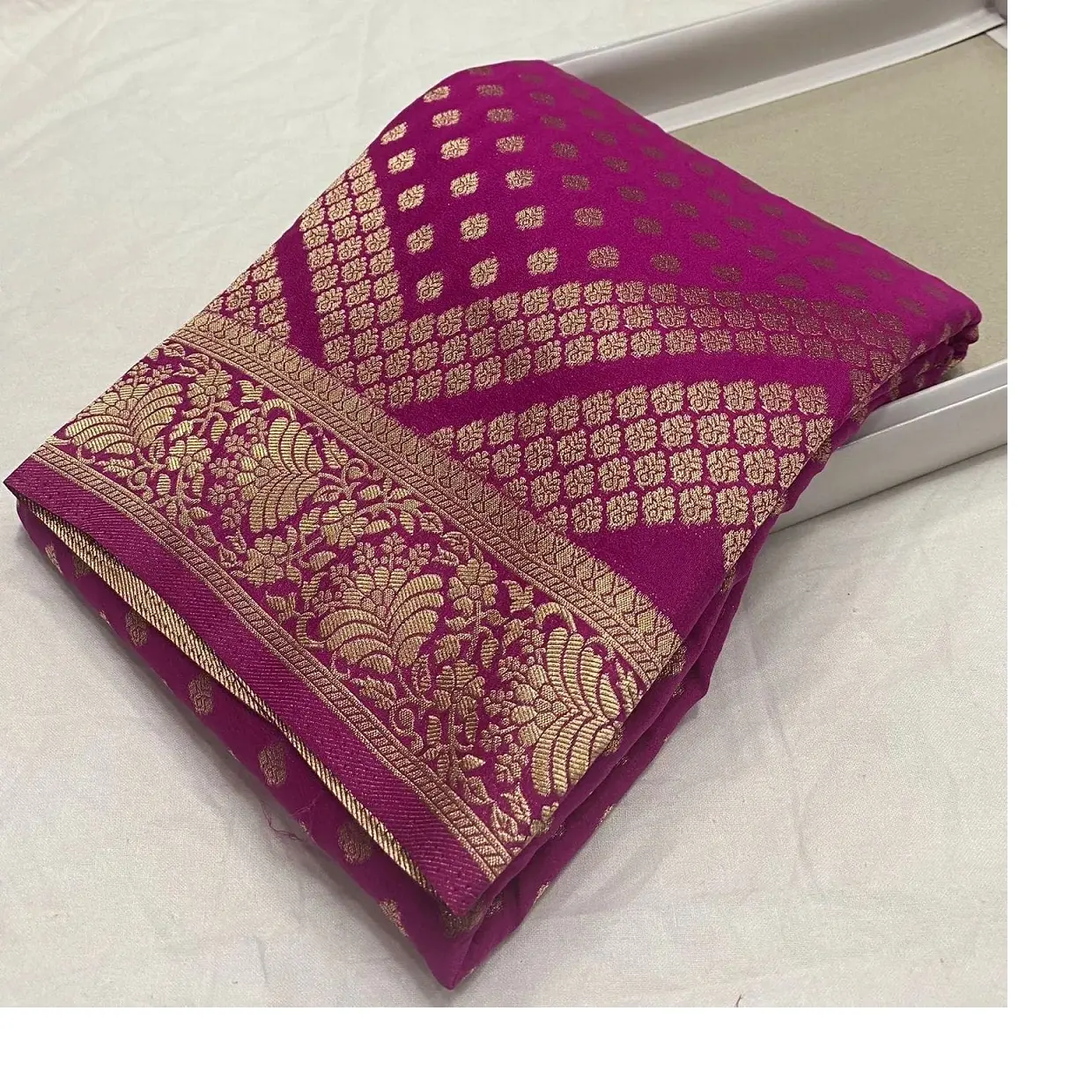 Sarees de seda brocados hechos a medida con bordes personalizados disponibles en color rojo oscuro con diseño de flores ideal para reventa