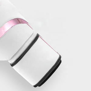 Gants de boxe sur mesure gagnants professionnels en PVC et cuir véritable avec logo - Product Image 3