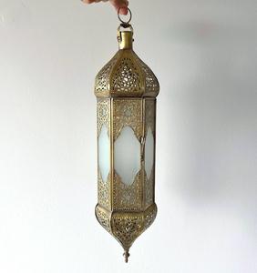 โคมไฟลวดลายแบบแขวนสไตล์โมร็อกโกพร้อมเชิงเทียนโลหะสีทองโบราณสำหรับตกแต่งบ้านสไตล์โบโฮรอมฎอน - Product Image 1