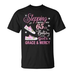Camiseta con la frase: Entrando a mi 65.º cumpleaños con la gracia y la misericordia de Dios - Product Image 1