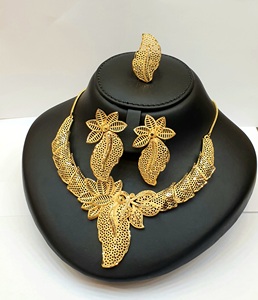 Conjunto de Brazaletes Clásicos con Patrón de Hojas Doradas, Joyería de Aleación Moderna para Mujer, Chapado en Oro de 24K, Diseño de Planta, Moda para Compromiso - Product Image 1