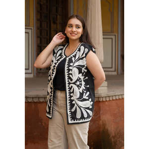 Chaleco Largo Acolchado sin Mangas con Capucha para Mujer, Combinación de Bordado Blanco y Negro, Tallas Grandes, para Primavera - Product Image 5