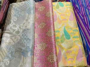 ผ้าไหมโบรเคดสั่งทำพิเศษ ลายดอกไม้ทอเส้นด้ายทองคำอย่างประณีต วัสดุระดับราชวงศ์ สำหรับชุดเจ้าสาวเลเฮนกาและชุดพื้นเมือง - Product Image 4