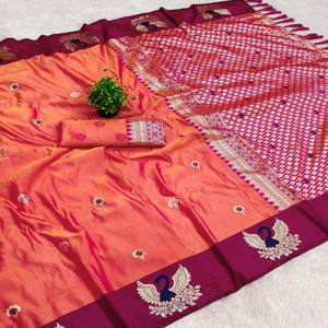 Sari en soie Banarasi douce VASTRA COTTAGE avec tissage Zari, motif Meenakari, pallu Meenakari, bordure contrastée, chemisier en soie douce - Product Image 4