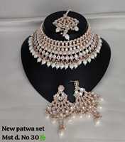 Parure de collier ras-du-cou et boucles d'oreilles en or plaqué, style Kundan et perles, de style antique, traditionnel et élégant, avec mangtika, pour femme et jeune fille, pour mariage