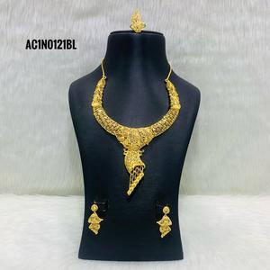 Achetez un long collier plaqué or de notre collection de bijoux Chaîne de boîte à motif de fleurs en laiton pour les fêtes et les occasions de mariage - Product Image 1