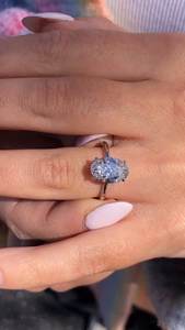 Anillo de compromiso de diamante de corte ovalado cultivado en laboratorio, oro macizo de 14kt, certificado IGI, lujoso anillo de regalo con ajuste de Halo y pavé para mujer - Product Image 2