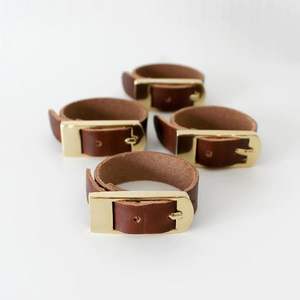 Servilleteros de cuero únicos para uso diario y decoración de mesa festiva elaborados en texturas ricas y colores terrosos cálidos - Product Image 3