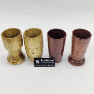 Verres naturels en verre en bois fabriqués à la main pour la décoration intérieure Cadeaux de cuisine Mode de vie durable par Tradebyd - Product Image 1