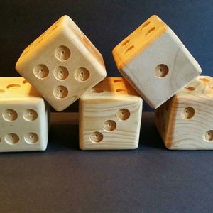 Juego de dados de madera artesanal, perfecto para juegos de mesa, noches de rol, enseñanza de matemáticas y habilidades de probabilidad. - Product Image 6