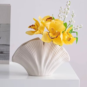 Vases à fleurs en céramique faits à la main, écologiques, de luxe, de haute qualité, blancs et anciens, personnalisés, captant les subtiles ombres - Product Image 3