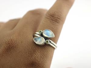 Bague de fiançailles empilable en argent sterling 925 faite à la main avec pierre de lune arc-en-ciel naturelle pour femmes - Product Image 4