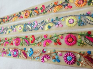 Lacets de travail brodés sur mesure avec options multicolores en broderie de paillettes en largeur de 1.5 pouces - Product Image 2